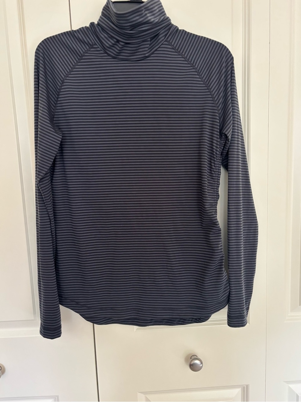 Women’s indygena Long Sleeve striped turtleneck gray/black size large.